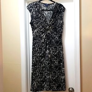 Chaps Black and white cinch Vneck dress